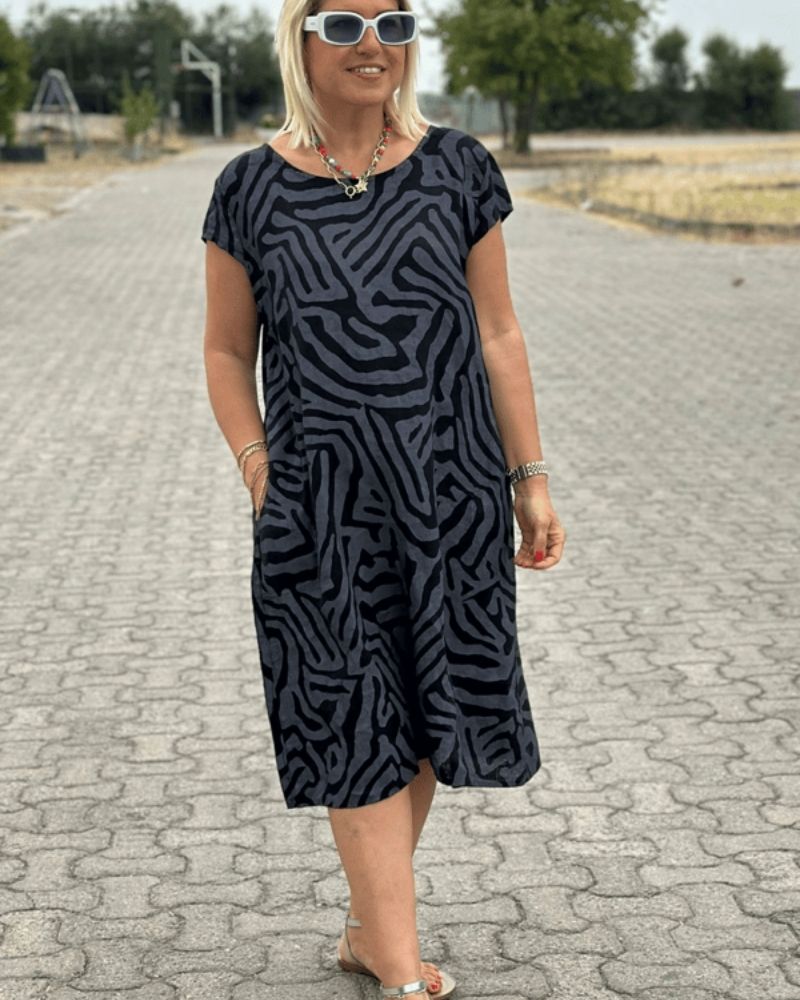 Solina™ – Kleid mit Rundhalsausschnitt und wunderschönem, bauchbedeckendem Print