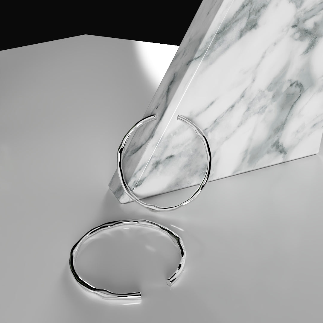 Dicke verstellbare Armspange aus 925er Silber mit unregelmäßiger Form