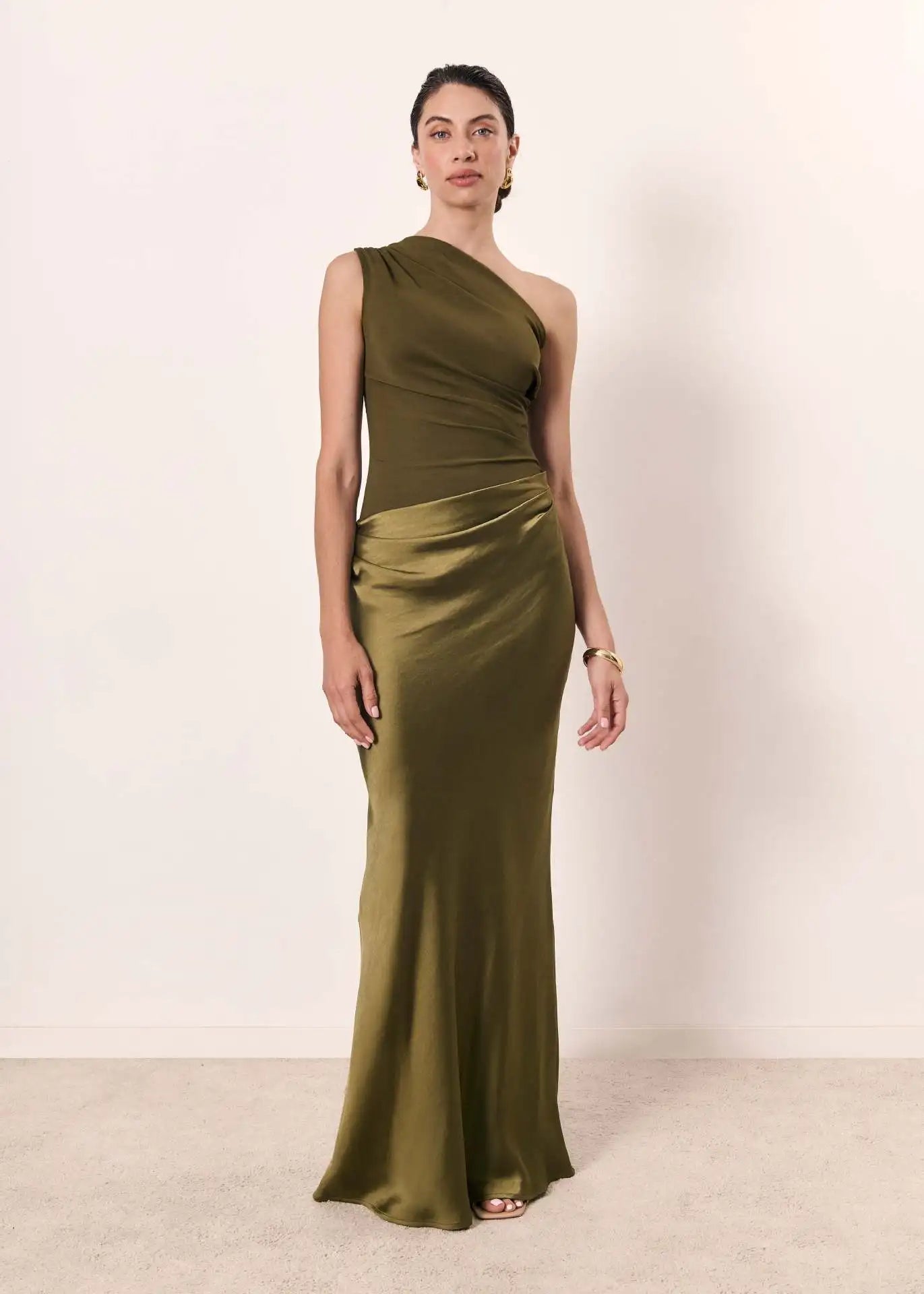 Amber™ – Ein Schulter Satin Maxikleid