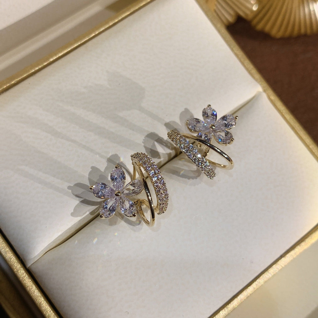 Blumenohrringe mit Zirkonia-Einlagen in Gold