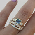 Silberfarbener Vintage-Ring mit blauem Kristall 
