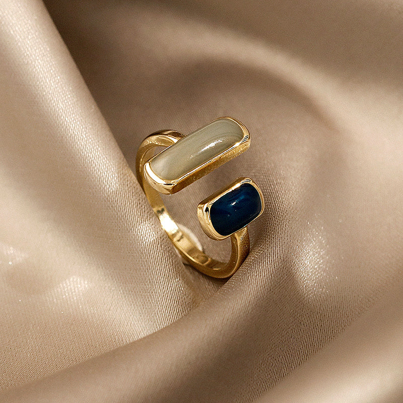 Vintage-Ring in Gold mit blauem Opal
