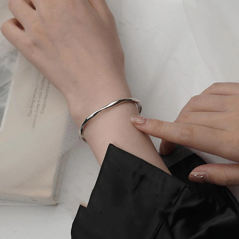 Dicke verstellbare Armspange aus 925er Silber mit unregelmäßiger Form